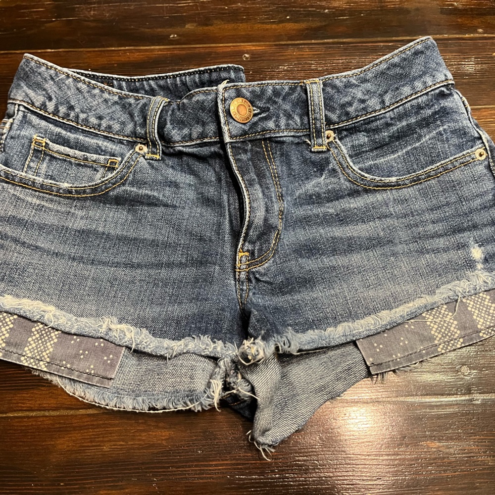 Cute peek-a-Boo pocket frayed denim short